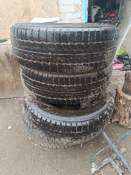 Продам шины 235/65R16c всесезонные