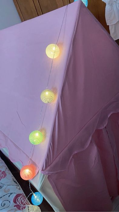 Детский домик с гирляндой