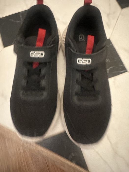 Продаю кроссовки