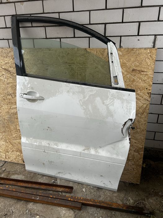 Правая передня дверь тойота Альфард