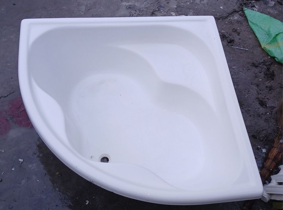 Керамическая ванна сотилади. 120х120 см.