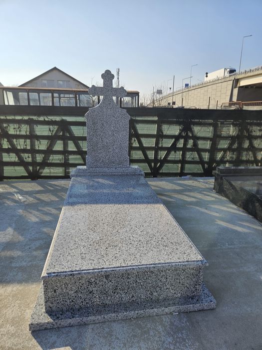 Monumente funerare de la A la Z