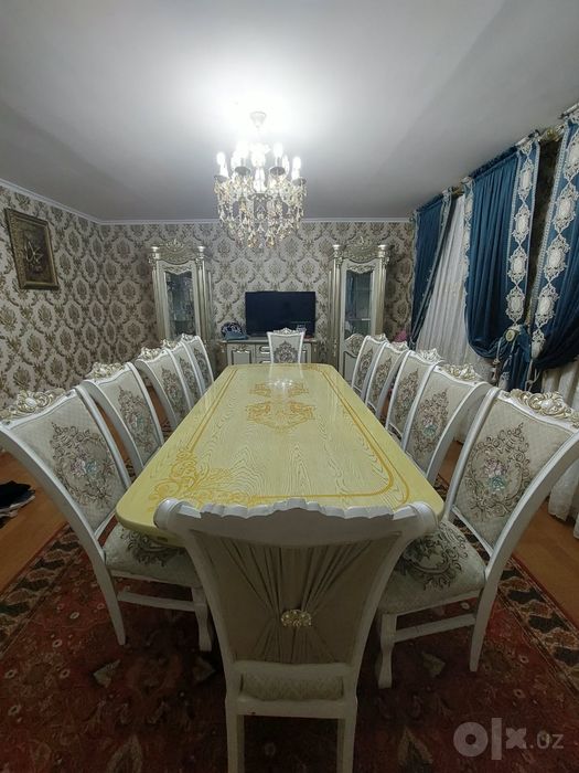 Стол и стулья для зала
