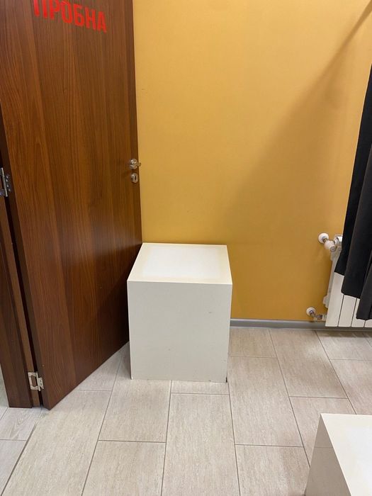 Кубче - поставка, за поставяне на артикули/ шкафове манекени