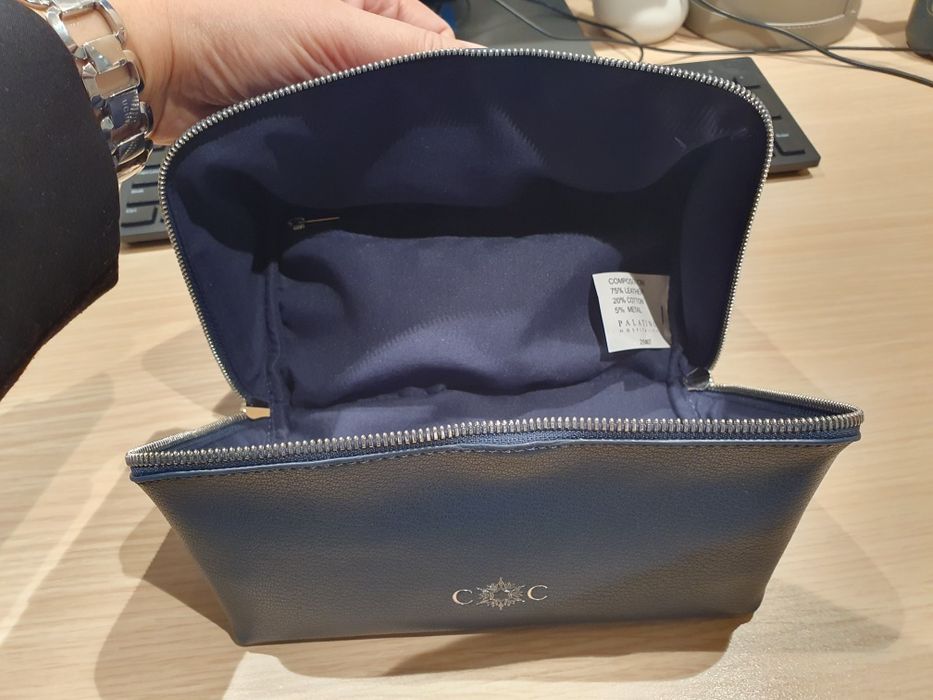 Gentuta de voiaj,  nou-nouța,  culoare bleu navy