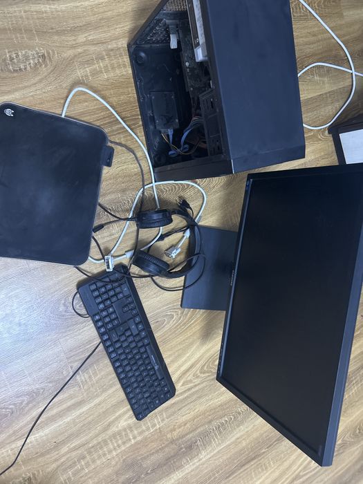 Vand pc cu monitor +restul