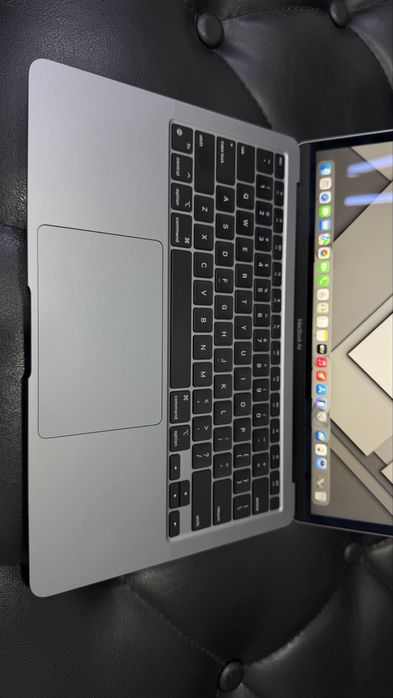 Apple MacBook Air M1 2020 года в среднем состояние  Американский