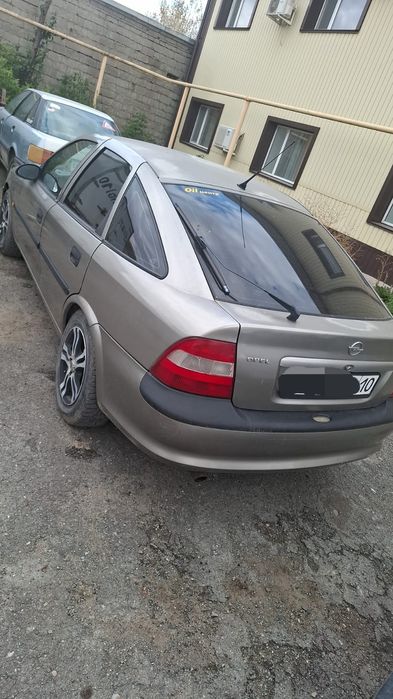 Машина Opel Vektra B