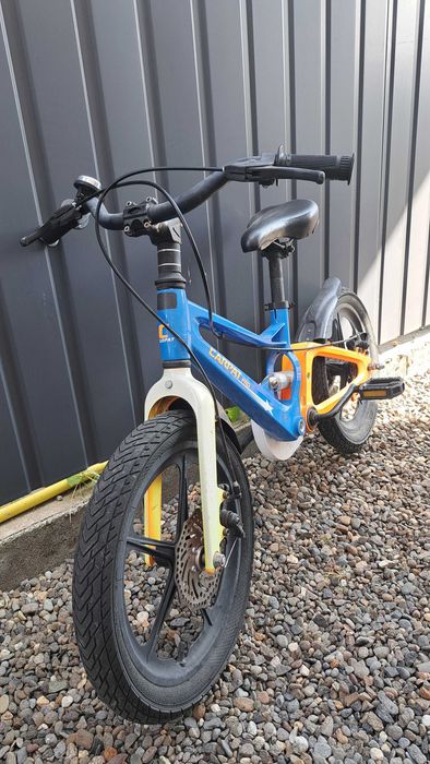 Bicicleta Carpat MTB pentru copii cu Roti din Magneziu de 16", Cadru din Aluminiu, Suspensie dubla, Frane Disc, Roti Ajutatoare