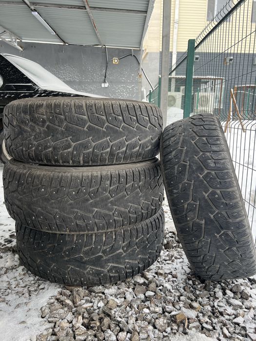Шины зимние , шипы все на месте