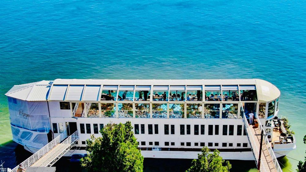 Vapor Restaurant, Club și Salon Evenimente în Proprietate lângă București – 895 mp pe Dunăre, 200 Locuri, Afacere la Cheie Profitabilă