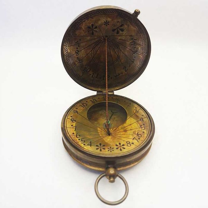 Масивен компас от бронз със слънчев часовник