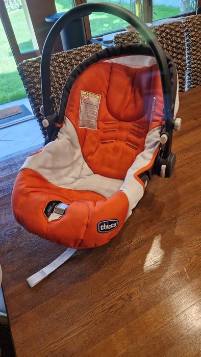 Кош за новоредено Chicco и столче за кола Chicco