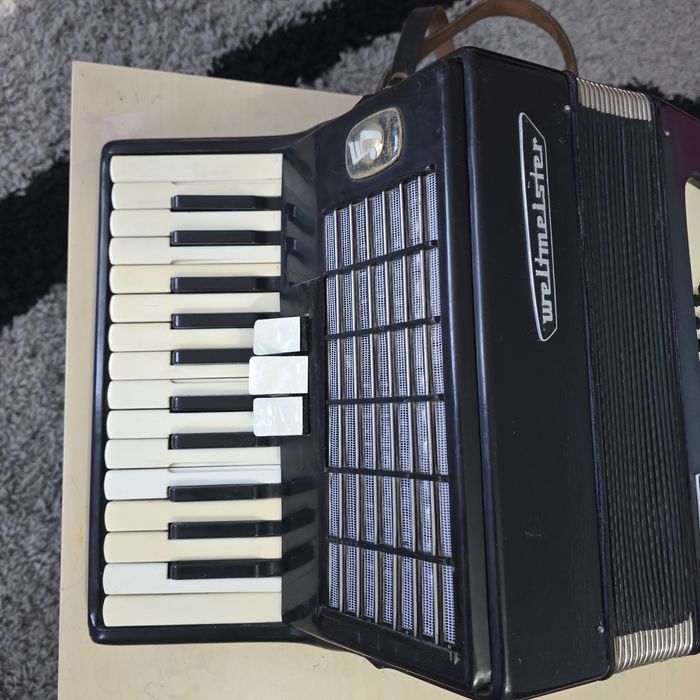 Vând acordeon weltmeister