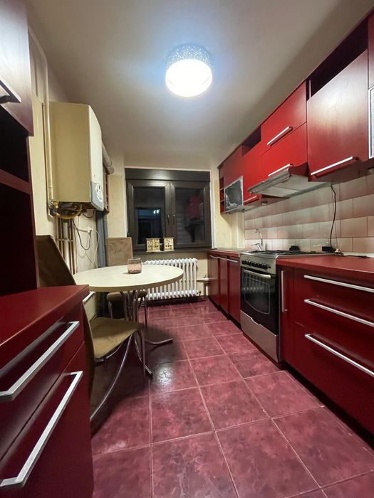 Inchiriez apartament 3 camere decomandat  zona Palas