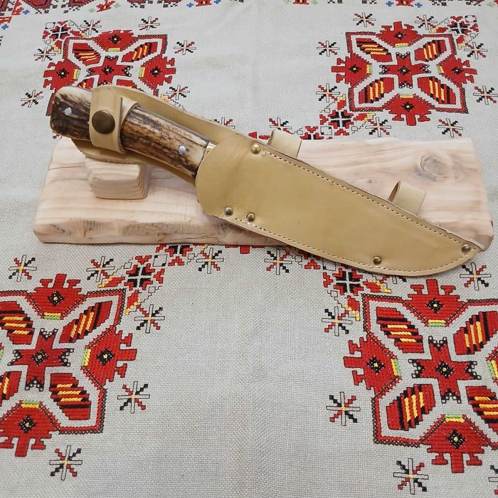 Ловен Нож с Поставка и Кания