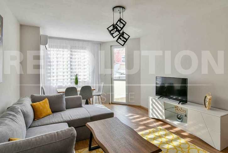 Дава се под наем Четиристаен апартамент в Варна, Център - 103 кв.м за 1196.97 € - Снимка #2