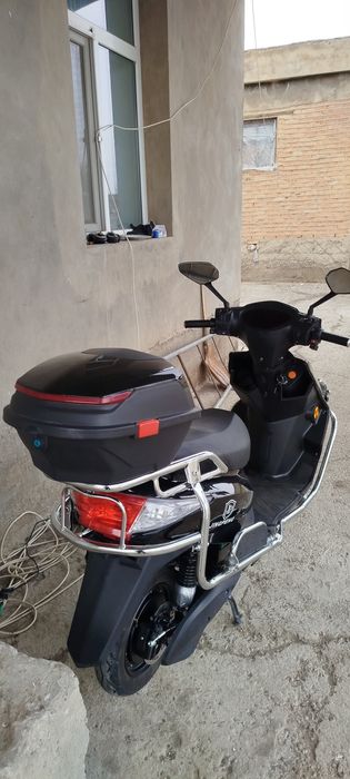 Срочно продам электроскутер. Недорого. Почти новый. Пробег 120км