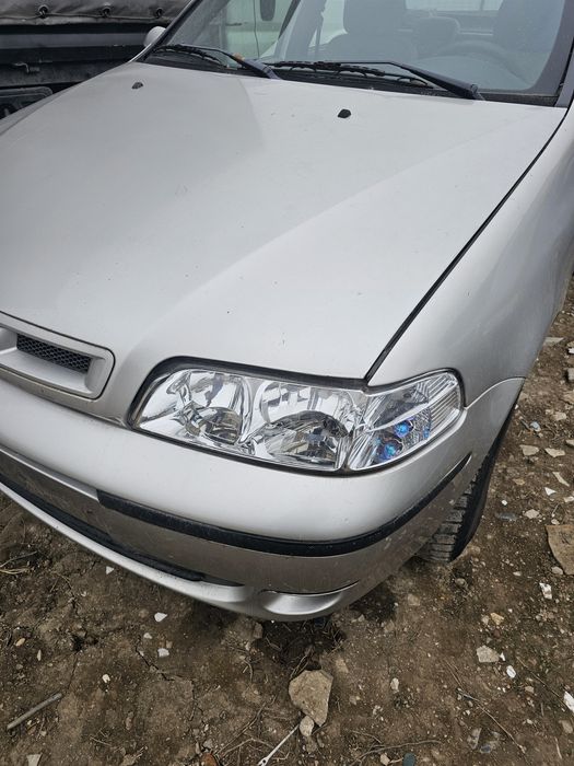 Far Fiat Albea dreapta/stânga aproape noi