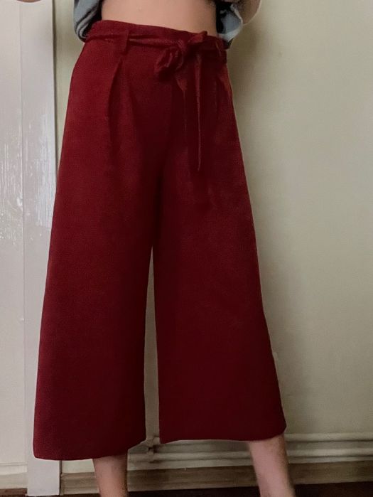 Vând pantaloni largi trei sfert