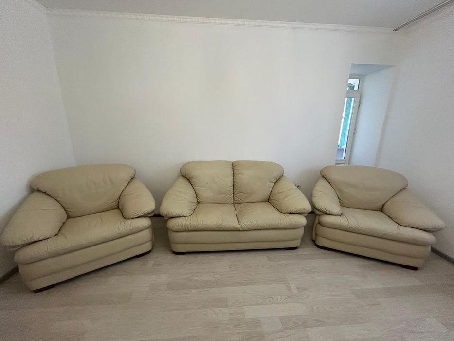 Диван кожанный с двумя креслами