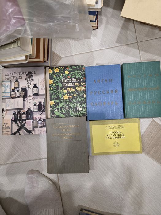 Книги разные- медицинская литература,словари,
