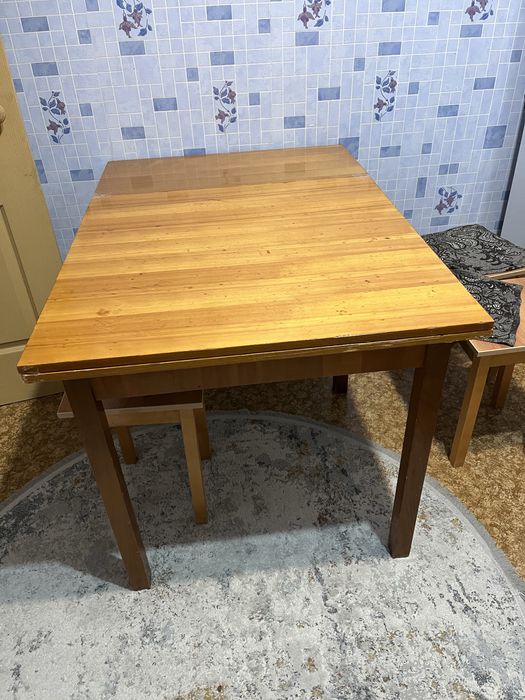 Стол с табуретками