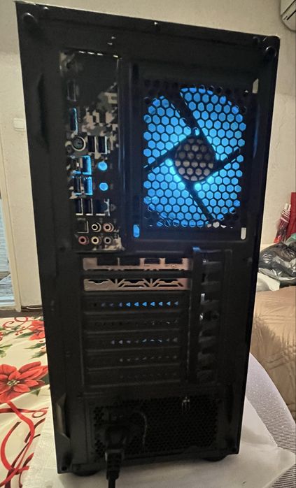 Продавам геймърски компютър AMD Ryzen 5 5600 / RX 6600 8GB / 16GB RAM / 1TB SSD