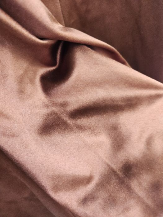 Rochie ciocolatie pe umăr cu crepatura pe picior mărimea M-L