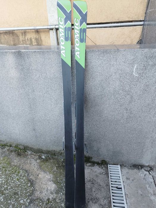 Vând schiuri atomic