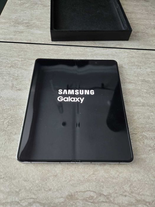 Продам телефон Самсунг Galaxy Z Fold 5