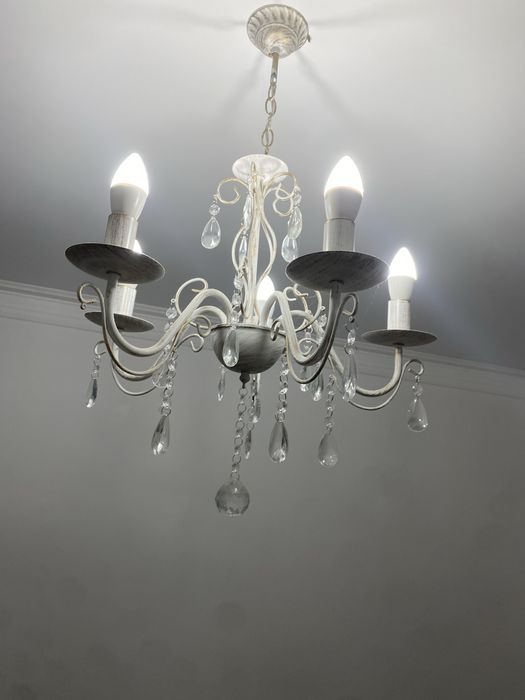 Люстра для дома. Белая