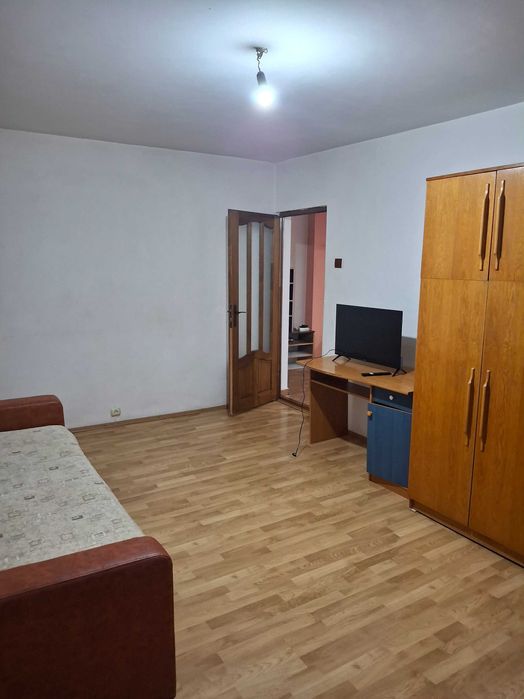 Ofer spre inchiriere ap 3 camere,in zona centrla