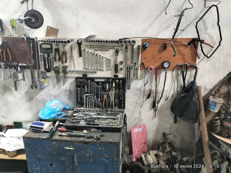 Продаю все из автомастерской запчасти и инструменты