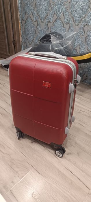 Продам чемоданы большой и маленький