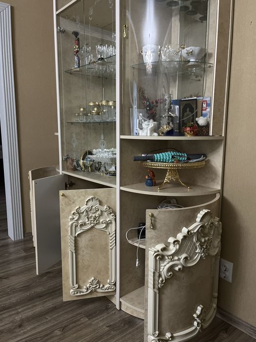 Шкаф для посуды . Интерьер в дом