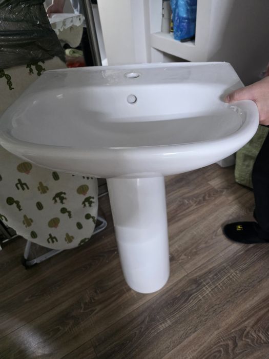 Раковина на ножке