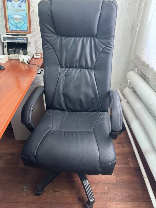 Продам кожаное офисное кресло почти новое почти но
