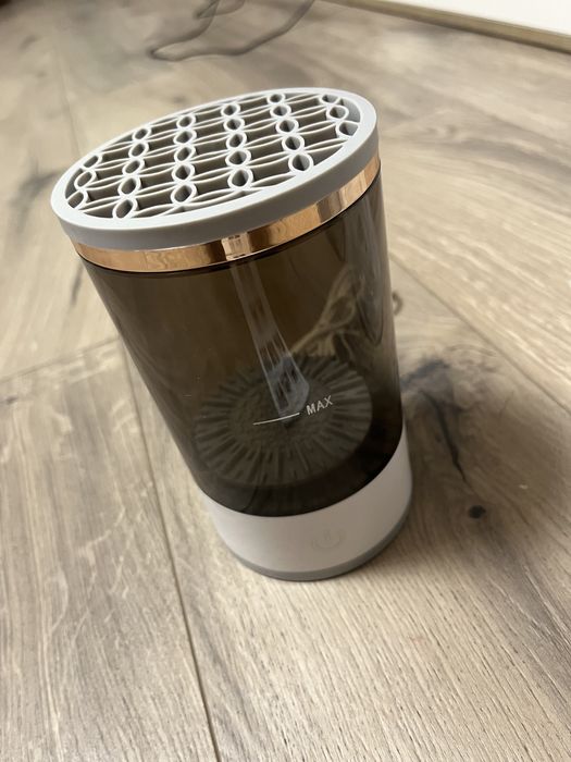 Уред за почистване на четки за грим