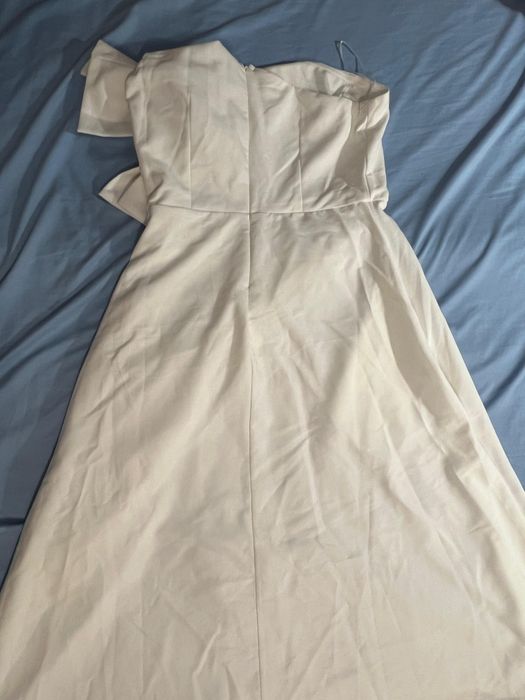 Rochie alba superba cu fundă pe umar