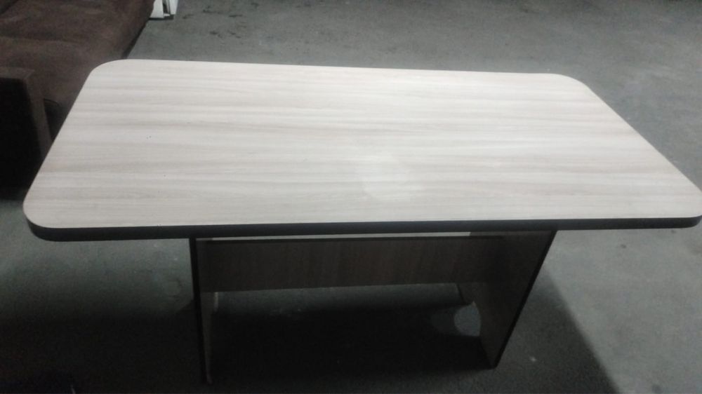 Кухонный стол .