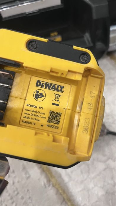 DeWALT дрель-шуруповерт