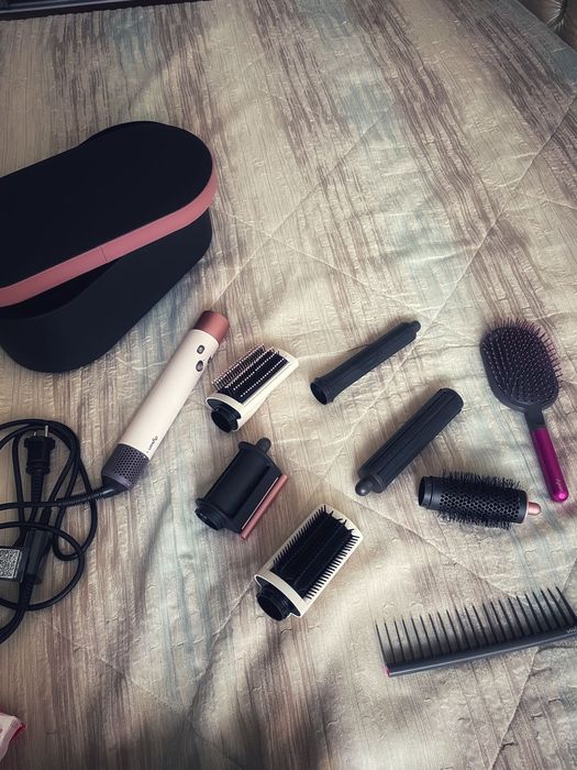 Продается дайсон и платья