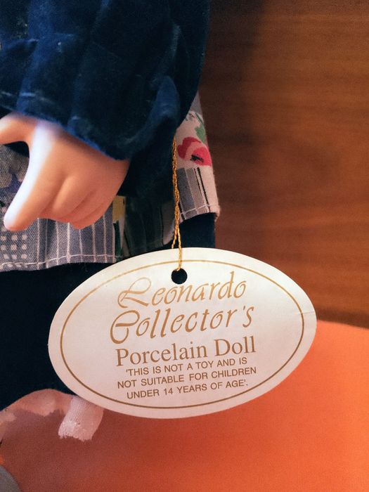 Три артикула - Кукла и две порцеланови чинии