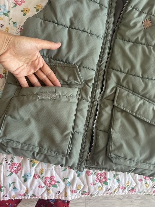 Продам жилет для мальчиков.