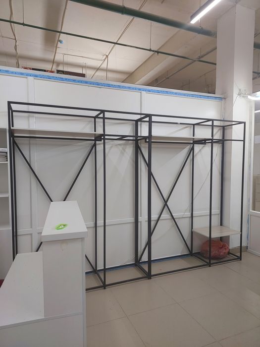 Рейлы для одежды в бутик.