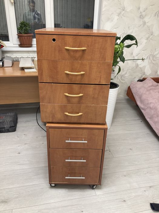 Продам шкафы и тумбочкий