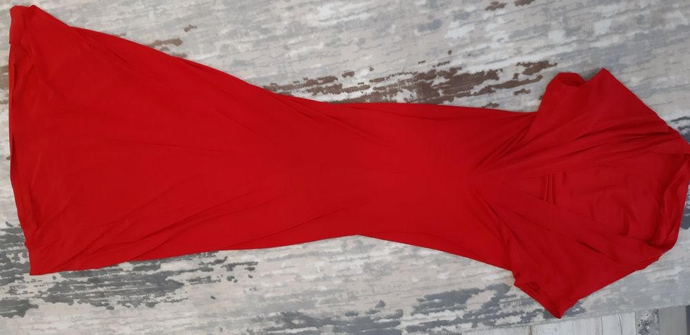 Дълга червена рокля