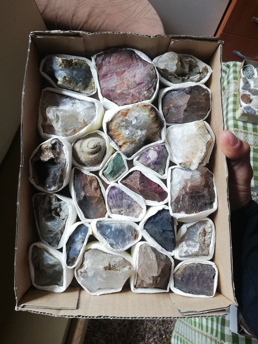 Кутия с естествени минерали