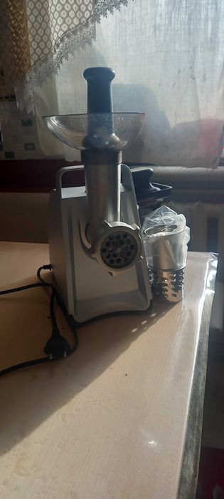 Продам мясорубку Vitek